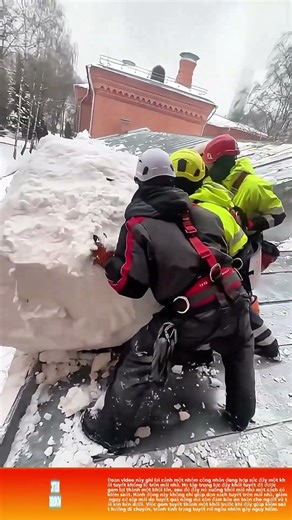 Đẩy khối tuyết khổng lồ: Cách công nhân dọn tuyết trên mái nhà một cách an toàn và hiệu quả