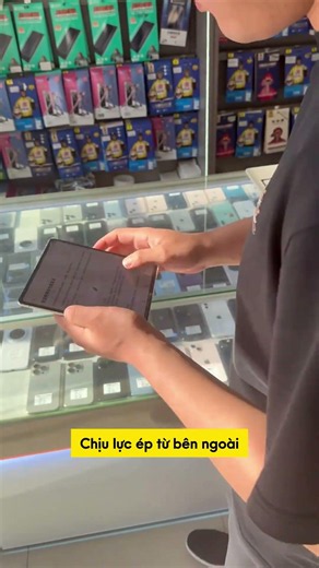 Are foldable phones really that fragile? #buyiphone #smartphone #tech