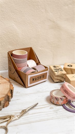Librería Boutique - Stampit on Instagram: "✨ ¿Quién diría que de un cuadrado salía esta cajita tan linda? La sellamos con el sello gingko 🌿 y ahora guarda nuestros washis favoritos 💕 ¿Te animás a hacer la tuya? Guardá este reel y probalo vos también 👇 #diyfacil #papeleríabonita #sellitos #manualidadescreativas #diycraftideas #diycraftideas #dıy #tutorial"