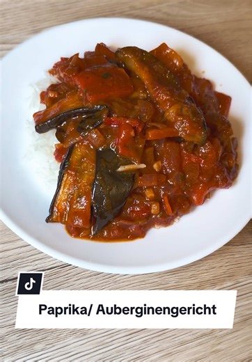 ⬇️ zum Rezept ⬇️ 🫑Pakrika/Auberginengericht 🍆 Zutaten: * 2 Auberginen * 1 Zwiebel * 2 Knoblauchzehen * 4 rote Spitzpaprika * Mini Pfefferoni 4 Stück * 2 Dosen gehackte Tomaten * 1 gehäufter Esslöffel Tomatenmark (optional auch einen gehäuften Esslöffel Paprikamark) * 1 Teelöffel Salz gehäuft * 1 Teelöffel Paprikapulver gehäuft * 1 Teelöffel Koeianderpulver gehäuft * 1 Teelöffel Pfeffer * Koriander frisch (optional) Zubereitung: Auberginen waschen und in Streifen schneiden. In ein Salzbad legen