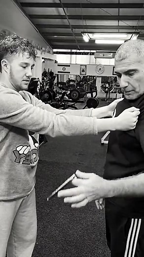 129_Self defense techniques #disarm #disarming #selfdéfense #selfdefense #selfdefenseplug #selfdefensetraining #martial_art #martial_arts #martialarts #martialart #mart… See more | Self Defense Tips
