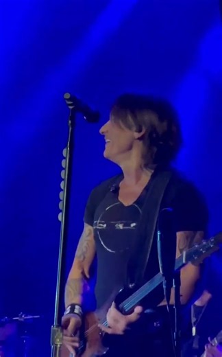 I can never get tired of performing this song,you definitely look good in my shirt 💜🫶🎸