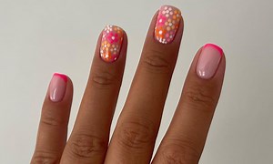 Manicura francesa con flores y otros diseños de uñas con los tonos flúor más tendencia