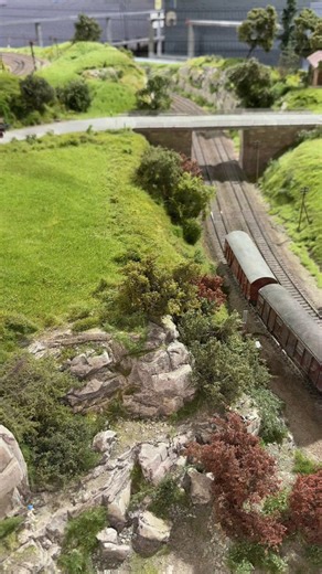 Zwischen Miniatur und Meisterwerk 🚂✨ Jedes Gleis erzählt eine Geschichte, jedes Detail wurde mit Liebe gestaltet. Von perfekt gealterten Waggons über filigrane Signale bis hin zu lebendigen Landschaften – eine Modellbahnanlage ist mehr als ein Hobby, sie ist pure Leidenschaft im Maßstab. Was ist für euch das wichtigste Detail auf einer Anlage? 👇 Schreibt es in die Kommentare! #Modellbahn #Modellbau #Modelleisenbahn #Miniaturwelt #LeidenschaftImDetail | modellbahnshop-lippe.com