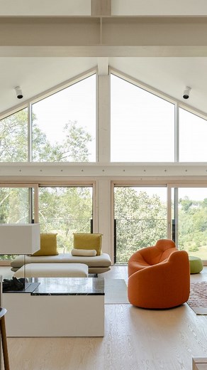 The Modern House on Instagram: "#forsale An astutely contemporary home in Surrey built by @baufritz_uk , with artfully landscaped gardens by @matthewwilsongardens and a set of outbuildings that include a tea room, domed greenhouse and a rejuvenating sauna. Click the link in the bio for the full listing. Graylings, Woldingham, Surrey"