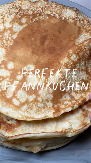 💛 Perfekte Pfannkuchen 💛 Das ist das perfekte Pfannkuchenrezept – absolut gelingsicher. Es stammt von meiner Oma und es gibt mindestens 100 Möglichkeiten, wie man sie füllen kann. Kommentier gern mal, wie du deine Pfannkuchen am liebsten isst! ⸻ 💛 Zutaten für ca. 10–12 Pfannkuchen \t•\t300 g Weizenmehl Type 405 oder Dinkelmehl \t•\t4 Eier (Größe M) \t•\t600 ml Milch \t•\t70 ml Sprudelwasser (mit Kohlensäure) \t•\t1 gute Prise Salz \t•\tEtwas Öl oder Butter zum Ausbacken ⸻ 💛 Zubereitung \t1.\