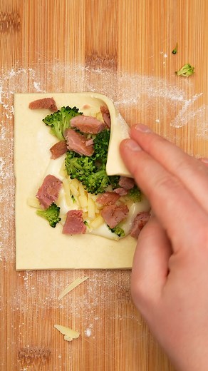 Ham, Cheese & Broccoli Puffs! 🥦✨ It’s picnic season, and these puff pastry squares are the snack of the summer. Crispy, cheesy, golden parcels filled with creamy sauce, salty ham and tender broccoli — what’s not to love? Perfect for: garden parties, lunchboxes, picky bits & making people think you’re fancier than you are 💅 🍴 Recipe (makes 6): 🥐 Roll out 1 sheet of puff pastry & cut into 6 squares 🥦 Add 1 tbsp of white sauce to each square 🥓 Top with chopped fancy ham, a few broccoli floret