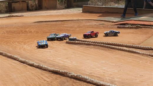 后驱短卡遥控车比赛