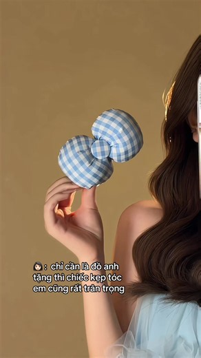 Chỉ cần là đồ anh tặng: kẹp tóc em cũng trân trọng