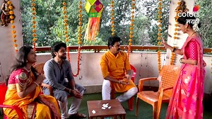 राजा-रानीच्या सेटवर केलाय साऱ्यांनी कल्ला... Dumb Charades खेळात मध्ये कोण जिंकलं ते तुम्हीच सांगा. पाहा #RajaRanichiGaJodi दररोज संध्या. 7 वा. #ColorsMarathi वर आणि कधीही Voot वर. #ShivaniSonar #ManirajPawar #ShrutiAtre #ParthGhatge | Colors Marathi