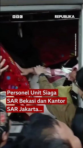 Kereta api jarak jauh menabrak KRL di Stasiun Bekasi Timur - BBC News Indonesia