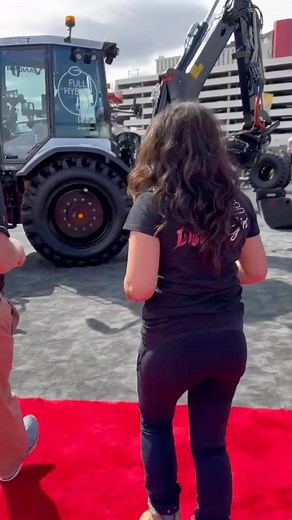 43K views · 1.2K reactions | Thanks to @huddigofficial for letting me have a go of this fully electric backhoe, fitted with a Rototilt and operated with a remote control at Conexpo! Was great fun but I think I need more practice  . . . . . #thediggergirl #huddig #backhoe #electricmachine | The Digger Girl | Facebook