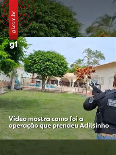 Imagens da operação que prendeu Adilsinho O vídeo mostra o momento em que policiais entram na mansão em Cabo Frio, na Região dos Lagos do Rio de Janeiro, e prendem Adilsinho, apontado como um dos bicheiros mais procurados do Rio. A ação foi feita por uma força integrada que reúne Polícia Federal e Polícia Civil. Segundo as investigações, ele integra a cúpula do jogo do bicho no estado e é considerado chefe da máfia do cigarro ilegal. Contra ele havia quatro mandados de prisão, incluindo acusaçõe