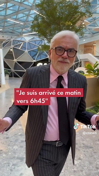 Pascal Praud nous fait découvrir les coulisses de l'Heure des Pros 2, à retrouver du lundi au jeudi à 20h sur CNEWS. [Images : CNEWS] #pascalpraud #HDPros2 #coulisses #TV