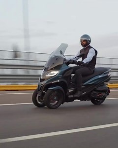 Performance, tecnologia e segurança ao mais alto nível 👌 Piaggio MP3: única e original. ⁣ #Piaggio #MP3 | Piaggio