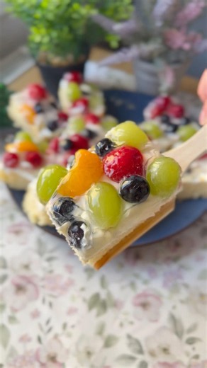 Letní buchta s ovocem na plech - super recept na horké dny! #recepty #buchta #ovocnerezy
