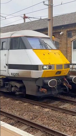 LNER Intercity 225 Flying Through Finsbury Park! 🚄💨