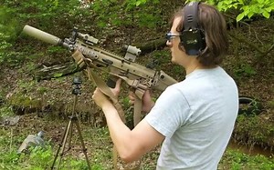 给FN SCAR战斗突击步枪装上消音器，户外靶场射击测试，看看效果