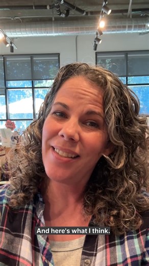 The Chocolate Dispensary on Instagram: "Something I get asked ALL the time: "What's the difference between Chocolate vs. Candy?" 🍫🍬 When it comes to chocolate, the number one focus is on cacao. Most of the time, it will be the very first ingredient. When you're buying milk or white chocolate, you might see milk or sugar as the first ingredient instead but you're still looking for a very short ingredient list. Cacao, sugar, and any inclusions (like nuts or salt) should be the only ingredients i