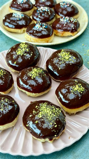 Gammeldags fastelavnsboller 🎭 Det er altså en dejlig kage🥰 hvilken bolle er du mest til? Opskrift - 12 stk.: Dej: - 1,5 dl mælk - 25 g gær - 75 g blødt smør - 1 æg - 4 spsk sukker - 400 g hvedemel - 1/2 tsk groft salt Creme: - 2 dl mælk - 1 æg - 2 spsk sukker - 1 spsk majsstivelse - 1 tsk vaniljesukker Remonce: - 75 g blødt smør - 75 g sukker - 75 g marcipan Derudover: - Chokoladeknapper - Friske æbletern - Solbærmarmelade - Lemoncurd Dej: 1. Lun mælken i en gryde, til den er lillefingervarm. 