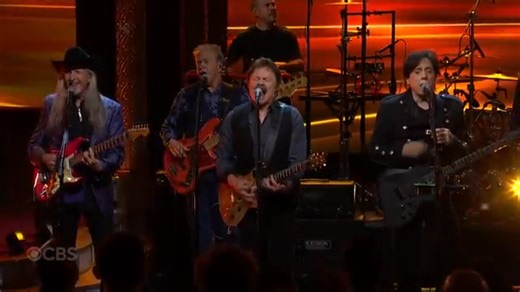 "Long Train Runnin'" - The Doobie Brothers (LIVE on The Late Show) GRAMMY-winning rock legends The Doobie Brothers treat the Late Show audience to an impromptu performance of "Long Train Runnin'" from their 1973 album, 'The Captain and Me.' Listen to their new album, 'Walk This Road,' and find tickets to the WALK THIS ROAD North American summer tour on their website: https://thedoobiebrothers.com. | Avant Garde Music