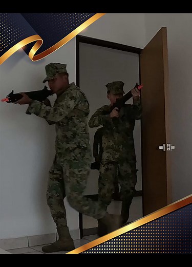 Formarse como #Cadete de #InfanteríaDeMarina es asumir un compromiso que se construye día a día con disciplina, preparación y carácter. Como parte de su formación, reciben adiestramiento en Combate Cercano en Interiores #CCI donde aprenden a desplazarse en espacios reducidos, reaccionar con rapidez y coordinarse con su equipo para actuar con precisión en entornos complejos. Cada jornada de entrenamiento pone a prueba la resistencia física, la toma de decisiones bajo presión y el trabajo en equip