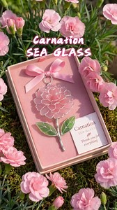 In the past, I didn’t know what sea glass was meant for. I only saw it as one kind of ocean waste. But now, shaped by careful hands, sea glass has taken on many different meanings. Sea glass angels are believed to bring good luck. Sea glass flowers represent love—between partners, between parents and children. Sea glass heart necklaces carry feelings that words can’t always express. They can be given as gifts, but they are not ordinary gifts. Each piece has endured the test of time and the ocean