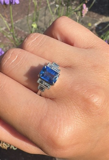 Stunning Art Deco Platinum Ring with Blue Sapphire & Diamonds