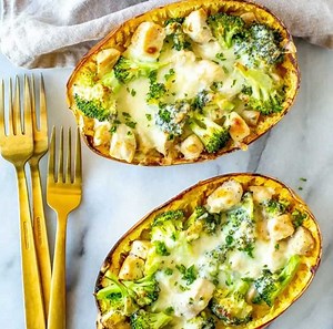 619K views · 162 reactions | This Spaghetti Squash Alfredo is a delicious, low carb twist on the classic pasta recipe. You'll shave several calories off the dish while enjoying all the flavour! • 495 calories/8 freestyle points per serving • PRINT RECIPE: https://thegirlonbloor.com/spaghetti-squash-alfredo/ | The Girl on Bloor - Healthy, easy recipes for busy people | Facebook