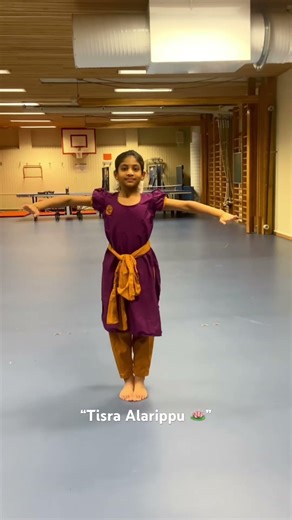 Practicing Alarippu and already mastering it! 🪷 #älmhult #barathanatyam #dancer