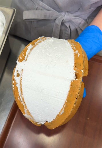 たっぷり生クリームの背徳ワッフル - 名古屋の絶品