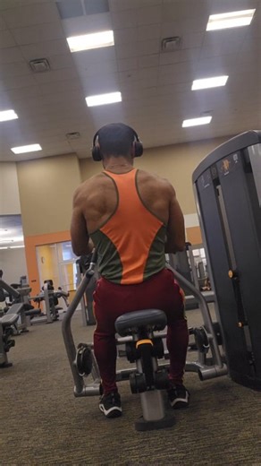 Danish Hudda on Instagram: "● Hammer Strength Row Machine : • The Hammer Strength row machine is a popular piece of commercial gym equipment designed to build back strength and muscle mass through a guided, chest-supported pulling motion. It uses patented Iso-Lateral technology, which allows for independent movement of each arm, promoting balanced strength development and mimicking natural body movements. This design minimizes lower back strain, making it suitable for various fitness levels. ● M