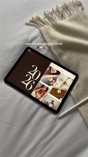 My 2026 prep is officially starting📱⭐️🧸🎧🤎 keeping a clean digital workspace, a realistic iPad planning system, and a Notion setup I’ll actually stick to. If you’re resetting for 2026 too, start with small steps and build as you go✨ 2026 iPad planner, 2026 Notion Planner & desktop/ipad wallpaper organizers by @balancedplan #digitalplanning #notiondashboard #goodnotesplanner