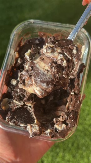 liv carbonero on Instagram: "Unbaked “slutty” brownie bowls 🍪🍫💝 [~335 cals 27g protein] - 50% off my cookbooks ends tonight! Find them in my bio 👀💖 - (Cookie dough layer) ✰ 1/2 cup (113g) 0% Greek yogurt ✰ 1/4 cup (48g) monk fruit sweetener ✰ 1/4 cup (30g) oat flour ✰ 1 scoop (37g) protein (I use 1UP Birthday Cake) ✰ 1/2 tsp (2g) baking soda ✰ pinch salt ✰ 1-2 tablespoons sf chocolate chips (Oreo layer) ✰ 6 Oreo thins (Brownie layer) ✰ 1/2 cup (120g) pumpkin purée ✰ 1/2 cup (113g) 0% Greek