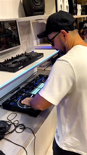 Crazy scratching on Pioneer DDJ-REV7 DJ Controller 🎚️🔥🔥🔥 | Dj Shock
