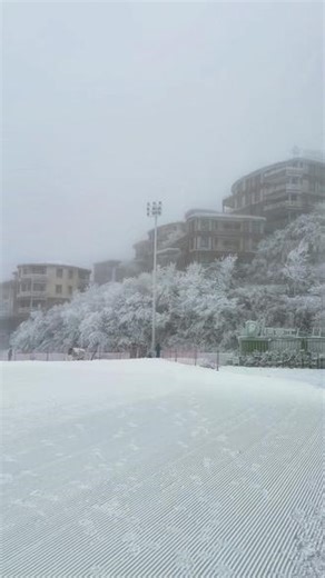 - •草原滑雪场目前的实时情况：- •温度：-8–-4摄氏度，早上体感-9左右- •湿度：86%- •开放的雪道：4条（初级1条，中级2条，高级1条）- •教练预约：私聊、在线答疑- 温馨提示🔔- •做好保暖，穿着具有防水性能的衣物（山上湿度大）- •穿着防滑的鞋子部分路段结冰❄️#云上草原滑雪场 #江浙沪滑雪 #江浙沪滑雪教练 #江浙沪团建 #雪友圈