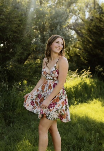 Field senior photos don’t have to feel basic💐✨💌💫 They should FEEL like YOU🌟