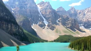 Canada’s Stunning Attractions: Top Must-See Travel Destinations
