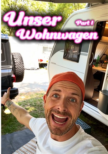 Wie schlimm kann Campen eigentlich sein? 👀😂 Und dann stehen wir plötzlich hier… direkt am Gardasee 🌅🚐✨ Mit unserem Hobby Prestige 720 KWFU 🖤 Unser kleines Zuhause auf Rädern 🥹 Eigene Kinderzimmer 👧🏼👦🏼 Großes Familienbett 😍 Küche, Bad, Wohnzimmer… und dieses Freiheitsgefühl kann man sowieso nicht beschreiben 🌍❤️ Ganz ehrlich… Wir hätten früher NIE gedacht, dass Camping SO schön sein kann 🥹 Abends gemeinsam draußen sitzen 🌙 Die Kinder lachen hören 🫶🏼 Neue Menschen kennenlernen ☀️ E