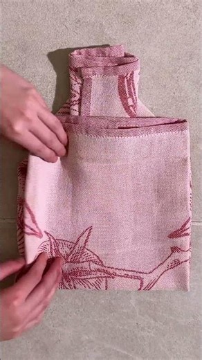 Turn an ordinary tea towel into a beautiful bread basket for your next gathering 🥖✨