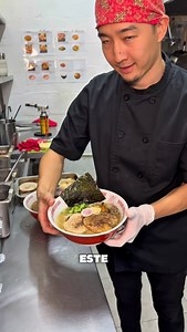 Un ramen así de auténtico preparado por un chef japonés 🇯🇵 que hace unos años vino a Guadalajara a poner @ebisumaru_ramen La verdad está buenísimo, pude pasar a la cocina para ver la elaboración de fideos, caldo y tare, y claro la panceta de cerdo (chasu) flameada 😮‍💨 Las entradas ricas, el ramen, las cervezas japonesas. De mi top 3 de ramen la ciudad fácil | gusgueriasgdl