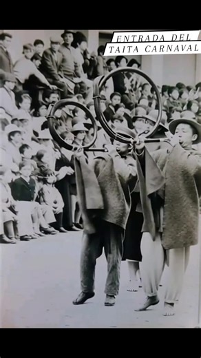 El toque de bocinas que anunciaba la entrada del Taita Carnaval a principios del siglo XX en Guaranda #historia #guaranda_bolivar_ecuador #carnaval #SalinasdeGuaranda #Ecuador #travel #Viajes #pueblosmágicos #turismo #guaranda #Quito #Guayaquil #cuenca #molinos #aguapotable #plaza15demayo #plazaroja #parquecentral #municipio #prefectura | Guaranda