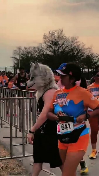 Running with the wolves tonight 🎶 Mi primer 5k corriendo con la head. fue todo un reto jajajaj #runningwiththewolves #aurora #wolf #fursuit #running