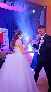 ..."kec sebe hertnicke chlopci zašpivali" spolu so ♥️Zuzka a Frederik♥️ Zažili sme ďalšiu skvelú veselku. ️️Ďakujeme Hertník & Košice 🤗 | Montana Band
