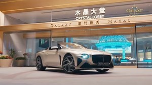 開箱啦🔥！有錢都未必能一睹的頂級豪車！為 #錦龍汽車集團 打造的全球唯一賓利Bacalar 01亮相 #澳門銀河！ ✨稀有專屬 賓利Mulliner Bacalar車型全球只有12輛！每一輛均獨一無二，完美彰顯出賓利汽車個性化定製在打造稀世定製座駕領域的精深造詣！這次展出的不僅是Bacalar系列中的第一台，也是唯一一款右駕車型！ ✨奢華格調 賓利個性化定制團隊 Mulliner 設計並手工打造碳纖維材質車身，為沒車頂的Barchetta 車型，彰顯車廂的極盡奢華工藝，亮黑飾面板甚至選材自擁有 5,000 年歷史的河床木！ 現場還展示了最注重駕駛體驗的Flying Spur Speed飛馳極速版豪華四門轎車，車內外均充滿賓利的極致奢華格調！ 車迷們快來近距離見證！預告‼️下月澳門格蘭披治大賽車時，更可目睹賓利獲獎賽車風采！ 🗓時間：10月17日至11月30日 📍地點：「澳門銀河」水晶大堂 Unveiling the extraordinary! 🔥 Witness a level of supercar luxury that wealth alone can’t always
