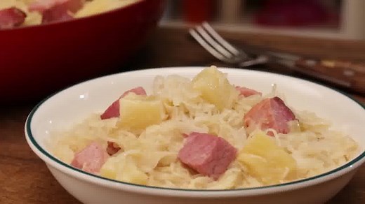 Ein echter Deutscher Klassiker in unserem Video: Sauerkraut mit Kasseler. Hier geht's zum Rezept: http://www.chefkoch.de/rezepte/568421155534606/Sauerkraut-mit-Kassler.html | Chefkoch