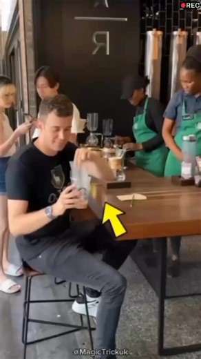 Magic Trick Revealed 🤯😱#magictrick #revealed #illusion #magicsecret #tiktokmagic