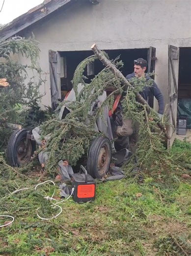 Bon courage à toutes les personnes qui font face aux conséquences de la tempête Nils. Nous sommes à vos côtés 🙏🏻 . . . Our thoughts are with everyone dealing with the aftermath of Storm Nils. We're with you 🙏🏻 #nils #unefermedanslegers #campagnefrancaise #bucheron #ferme