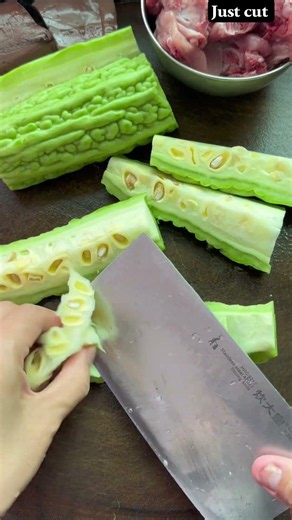 🔪🥬 Bitter Melon Cutting: Cleaver Slicing Fresh Gourd Into Even Cooking Pieces