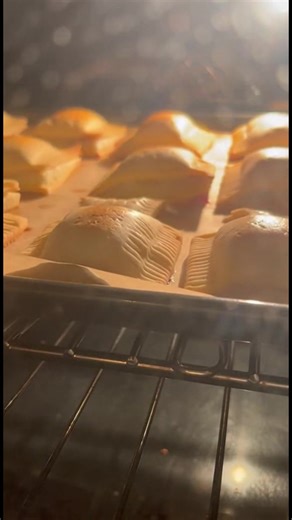 These Raspberry Cream Cheese Bites are the perfect mix of sweet and creamy, just like the ones my mom used to make for our summer gatherings. I promise, one bite will have you reaching for seconds! Recipe’s waiting for you in the comment 👇 | Day's recipes